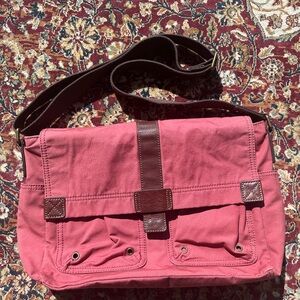 Woman’s  15” length 11 1/2 tall Fossil messenger laptop bag.